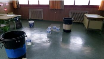 Malestar de las familias de alumnos del Colegio 'Alcázar y Serrano' por la situación en la que se encuentra el colegio cada vez que llueve
