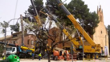 Compleja operación para recuperar el camión grúa accidentado ayer junto al Santuario de la Virgen de Gracia