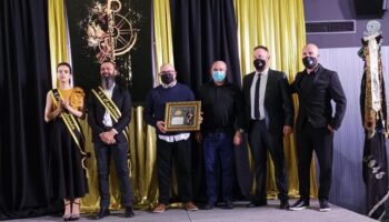 La Comparsa de Piratas de Elda premió la labor de Artesanías y Arcabucería El Rojo