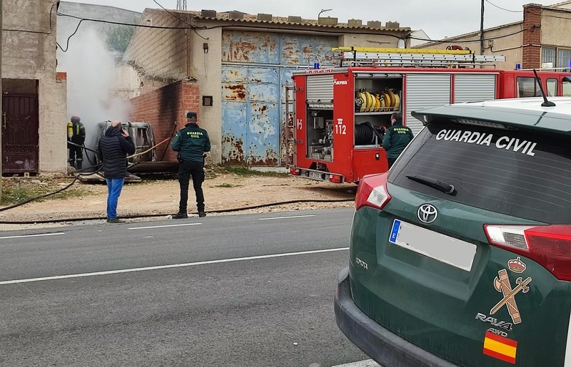 En este momento estás viendo Nuevo incendio de un vehículo en Caudete: una furgoneta, a la luz del día y dentro de un recinto cerrado