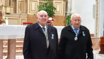 La Cofradía de la Virgen del Rosario presentó ayer a los 'ángeles custodios' y entregó una medalla a los cofrades