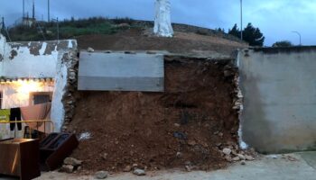 La lluvia provoca la caída de un muro de contención en Caudete
