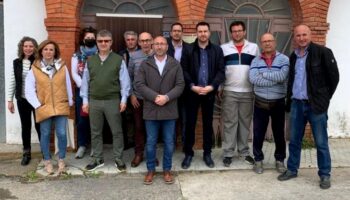 El consejero de Agricultura, Agua y Desarrollo Rural se compromete a defender los intereses de los agricultores de Caudete