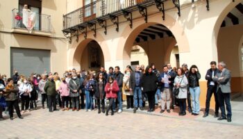 Unas 200 personas se han concentrado esta mañana en Caudete para condenar el vandalismo y la quema de 13 coches en dos meses