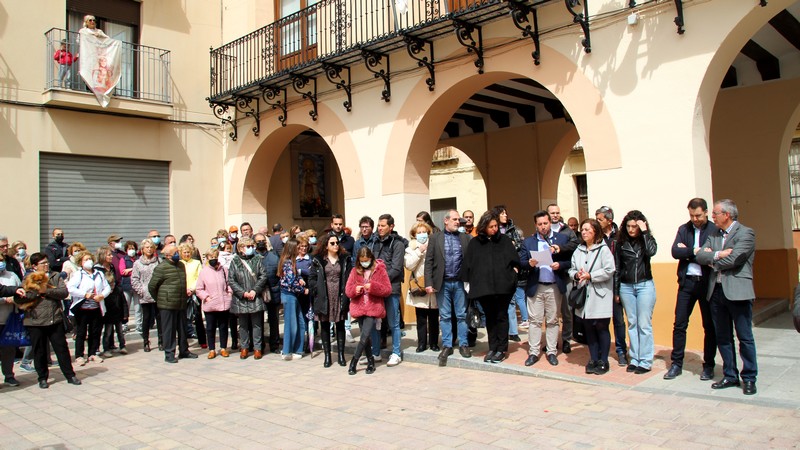 Lee más sobre el artículo Unas 200 personas se han concentrado esta mañana en Caudete para condenar el vandalismo y la quema de 13 coches en dos meses