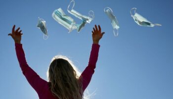 Tras 700 días, mañana dejan de ser obligatorias las mascarillas en interiores