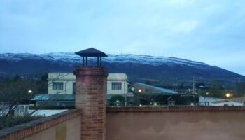 La Sierra Santa Bárbara de Caudete aparece nevada tras las precipitaciones de la pasada noche
