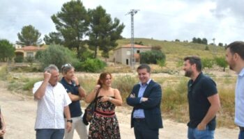 El presidente de la Diputación Provincial, Santiago Cabañero, ha visitado Caudete para dar detalles sobre la reparación de la carretera de Montealegre