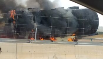 Se incendia la cisterna de un camión en una rotonda de Caudete