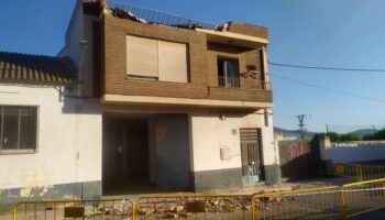 Se ha producido un desprendimiento de parte de la fachada de un edificio en la calle Colón de Caudete