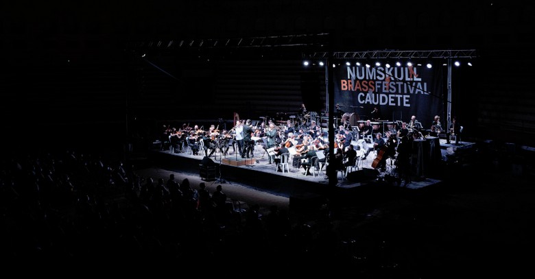 Lee más sobre el artículo Esta noche la Orquesta Sinfónica de la Región de Murcia acompañará a seis grandes solistas en la plaza de toros de Caudete