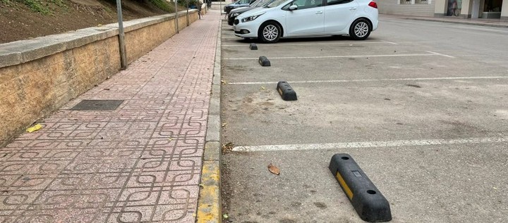 Lee más sobre el artículo El Ayuntamiento ha colocado topes en los aparcamientos del Paseo Luis Golf