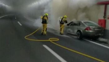 Retenciones de tráfico tras incendiarse un coche en el túnel de la autovía en Villena