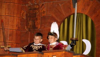 La Embajada Infantil de anoche hizo vibrar al público que abarrotó la Plaza de la Iglesia