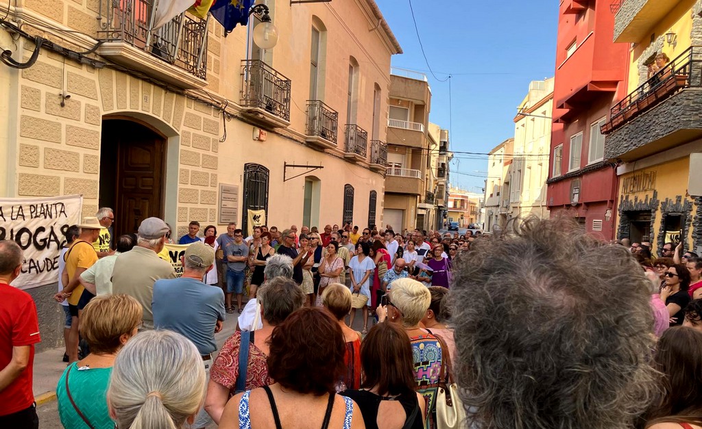 En este momento estás viendo <span class="entry-title-primary">Gran éxito de la concentración llevada a cabo frente a la Casa de Cultura de Caudete en contra de la planta de biogás</span> <span class="entry-subtitle">Los organizadores consideran un éxito esta movilización, ya que la participación ha sido muy numerosa</span>